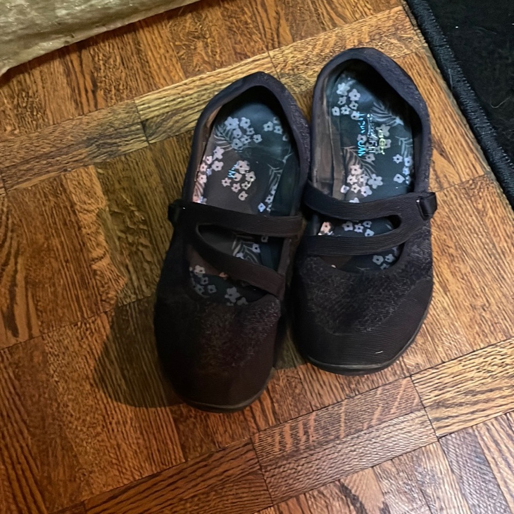 Womens Skechers Dark Grey walking shoe Size 7. NWOT